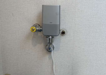 千葉県東金市 施設内の多目的トイレ漏水修理（スイッチ及びフラッシュバルブ交換）